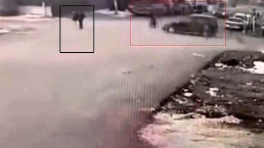 İlginç kaza: Hafif ticari araç motosiklete, motosiklet yayaya çarptı