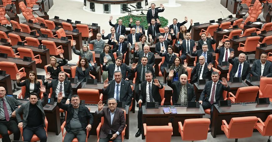 CHP'nin TBMM'de emekli maaşı eylemi
