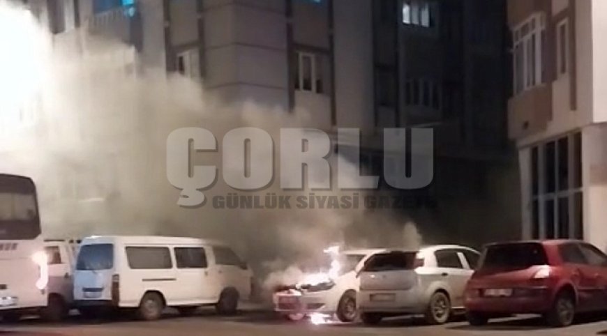Çorlu'da park halindeki otomobile alev alev yandı