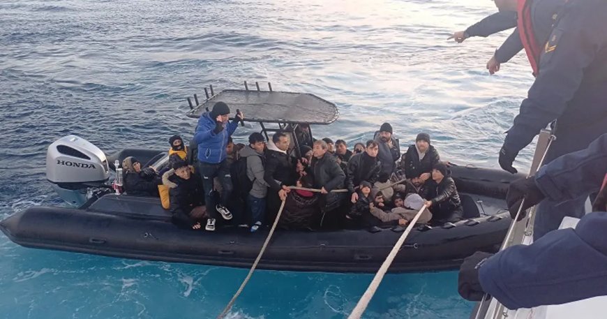 İzmir açıklarında 56 kaçak göçmen yakalandı