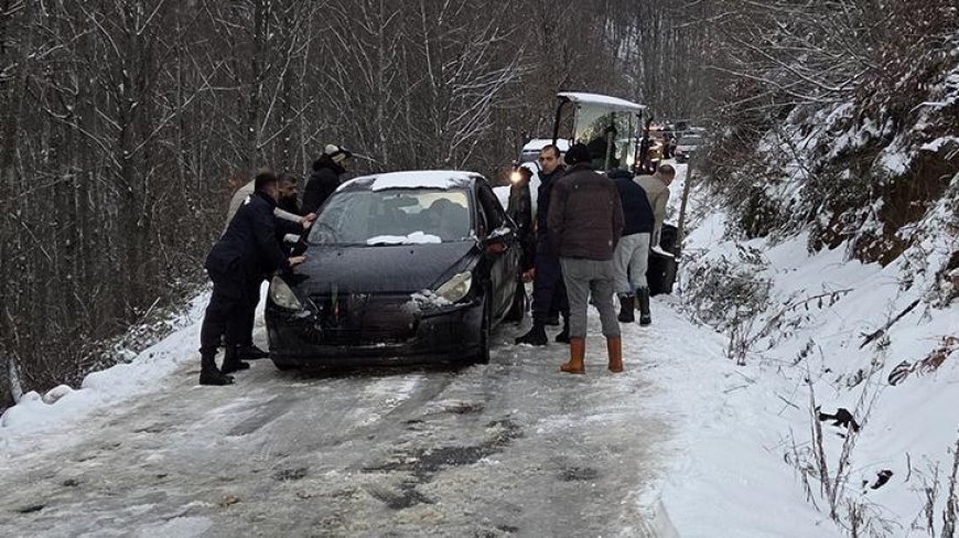 Yalova'da kar nedeniyle 10 araçta 35 kişi yolda mahsur kaldı