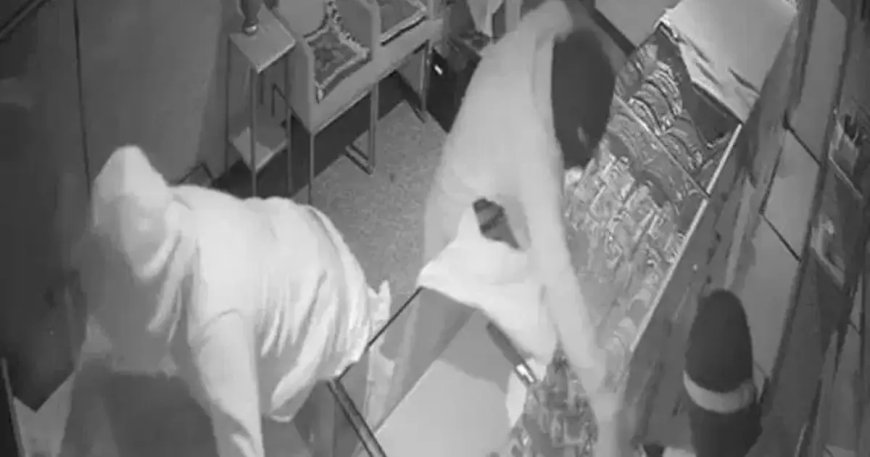 Kağıthane'de kuyumcu soygunu kamerada