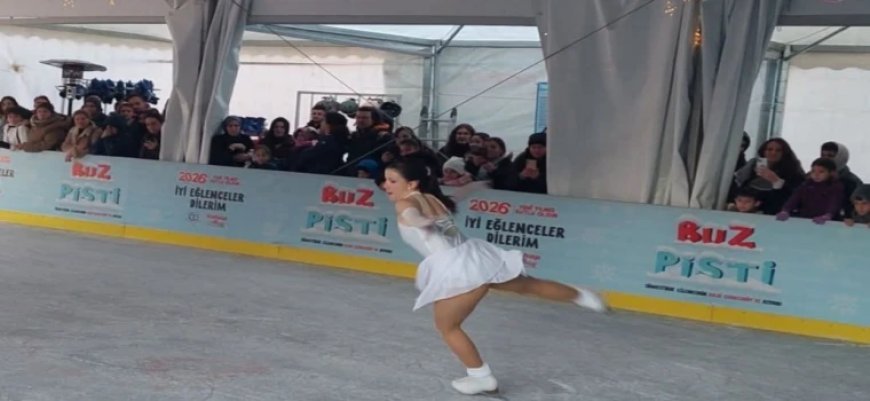 BUZ PATENİ SPORCULARI CUMHURİYET MEYDANI’NDA GÖSTERİ YAPTI