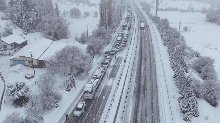 Kar bir anda bastırdı! Karayolu 3 saat trafiğe kapandı