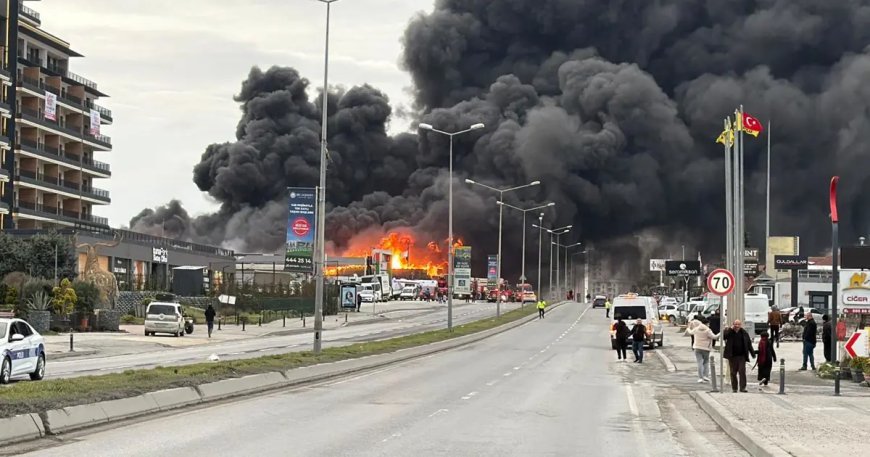 Büyükçekmece'de fabrika deposunda yangın