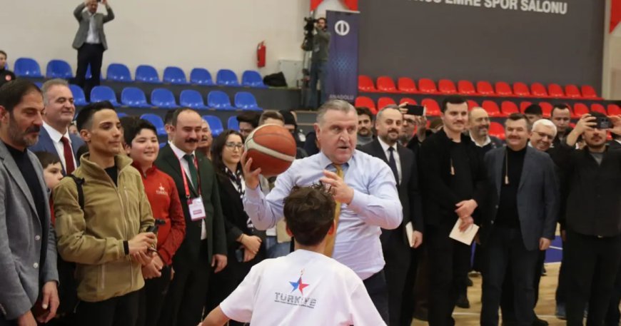 Bakan Bak gençlerle beraber maç yaptı. Performansıyla dikkat çekti