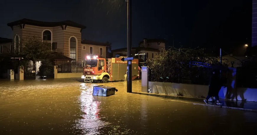Antalya'da fırtına ve hortum. Dereler taştı, çatılar uçtu, seralar zarar gördü