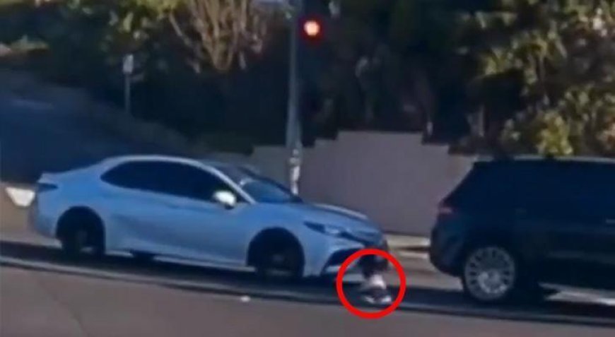 Trafikte yürekleri ağza getiren görüntü! 1 yaşındaki bebek arabadan fırladı