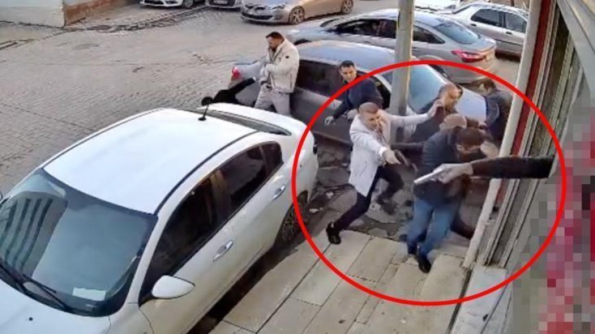 Dehşet anları ortaya çıktı! Hastane önündeki silahlı çatışma: 1 ölü, 4 yaralı