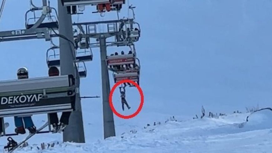 Erciyes’te kayakçının zor anları! Snowboardını almak isterken telesiyejde asılı kaldı: O anlar kamerada