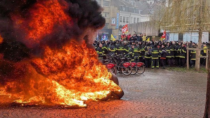 Fransa'da protestocu itfaiyeciler ile polis arasında arbede çıktı!