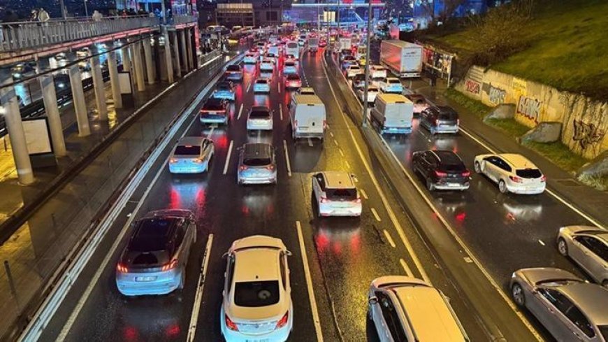 İstanbul'da akşam saatlerinde trafik yoğunluğu yüzde 80'e çıktı