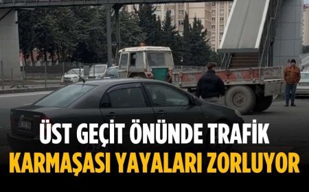 Üst geçit önünde trafik karmaşası yayaları zorluyor