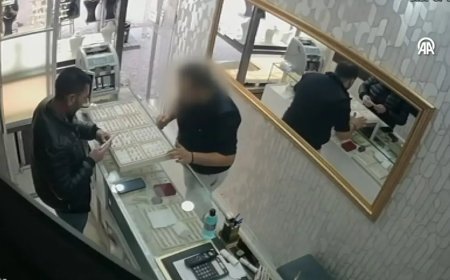 Altını denedi, fırsatı buldu! Kuyumcudaki hırsızlık kamerada