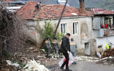 Aydın'ı fırtına vurdu. Köylüler uçan malzemelerini araziden topladı