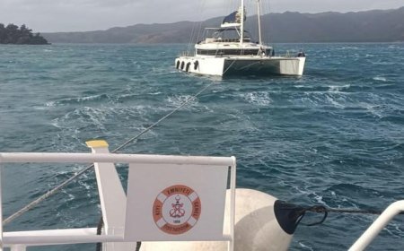 Marmaris’te korkutan anlar: Akıntıda sürüklenen tekneye kıyı emniyeti yetişti