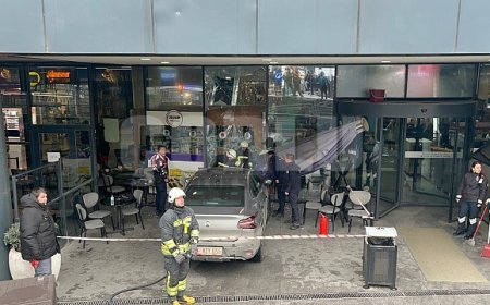 Kontrolden çıkan otomobil AVM’deki kafeye girdi: 1 yaralı