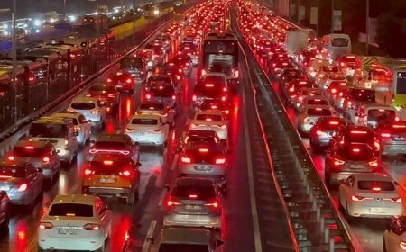 İstanbul'da trafik yoğunluğu yüzde 90'a ulaştı! Yollar kıpkırmızı