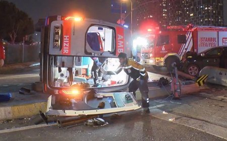 Kartal'da ambulans ile cip kafa kafaya çarpıştı: 2'si sağlık personeli 3 yaralı