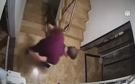 Tehlikeli anlar! Doğal gaz sayacını söküp bina sakinlerini tehdit etti