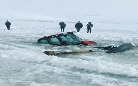 Buz tutan Çıldır Gölü'ne traktör düştü