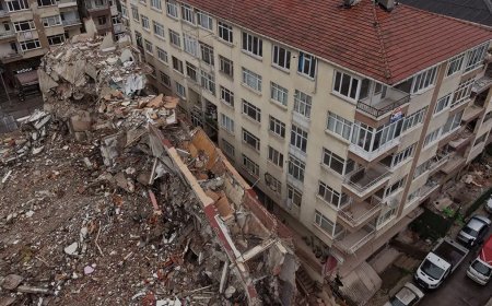 Küçükçekmece'de yıkımı yapılan binadan kopan parçalar yan binanın üzerine devrildi