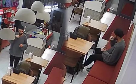 Dürüme sakalının, göğsünün kıllarını koparıp koydu. Parasını ödemeden lokantadan çıktı