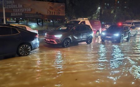 Adana'da sağanak hayatı felç etti! Caddeler göle döndü, araçlar mahsur kaldı
