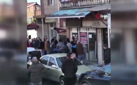 "Niye geziyorsunuz burada" deyip polislere satırla saldırdı: 6 yaralı