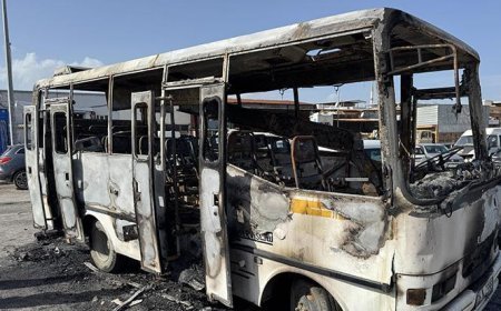 İzmir'de park halindeki midibüste yangın! 16 yaşındaki çocuk hayatını kaybetti