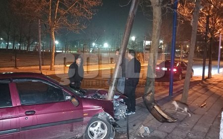 Demir direğe saplandı, hurdaya dönen araç sürücüsü kayıplara karıştı