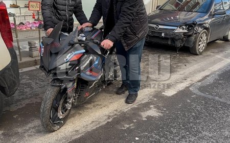 Çorlu'da ters yönden caddeye giren otomobille motosikletin çarpıştığı anlar kamerada
