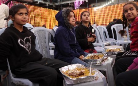 Gazze'deki Filistinliler, İsrail bombalarının sesleri olmadan ilk iftarını açtı