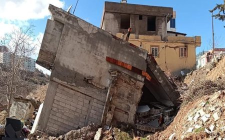 Adıyaman'da 2 katlı bina büyük bir gürültü ile çöktü