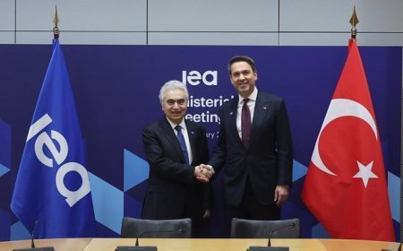 Bakan Bayraktar ve IEA Başkanı Birol, Paris'te Türkiye'nin enerji dönüşümü yol haritasını görüştü