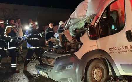 Park halindeki tıra çarptı. 2 ağır yaralı