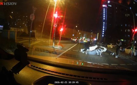 Kırmızı ışıkta yaya geçidinde şınav çektiler