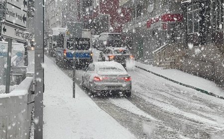 Bursa'da kar yağışı! Araçlar yollada kaldı