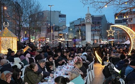 Binlerce Çorlulu Cumhuriyet Meydanı’nda İftarda Buluştu