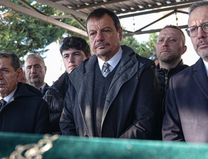 Ergin Ataman'ın annesi son yolculuğuna uğurlandı