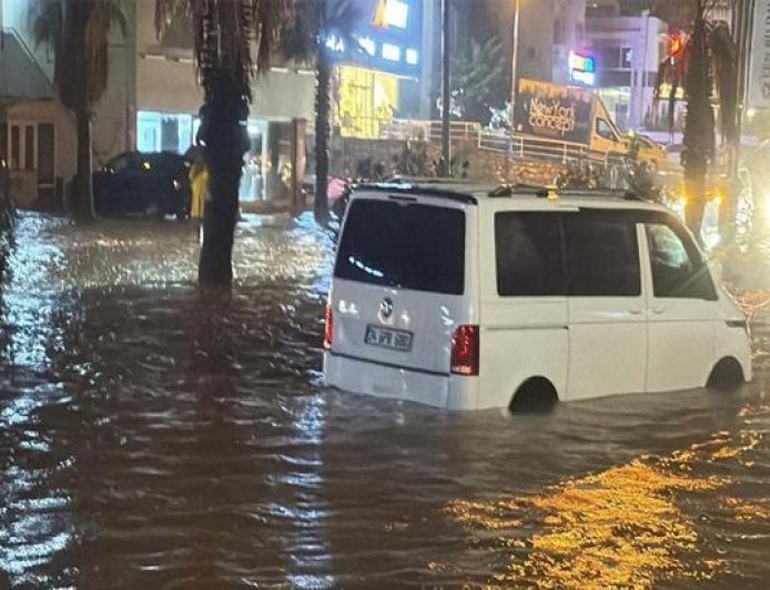 Bodrum ve Milas'ta şiddetli yağışlar okulları tatil etti