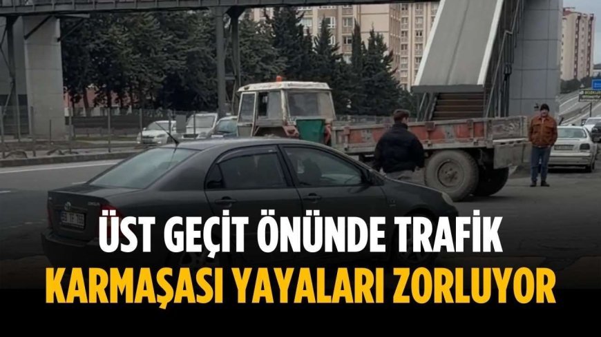 Üst geçit önünde trafik karmaşası yayaları zorluyor