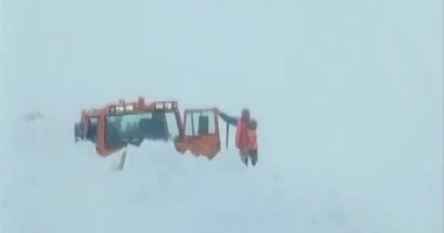 Muş-Kulp kara yolunda iş makinesinin üzerine çığ düştü