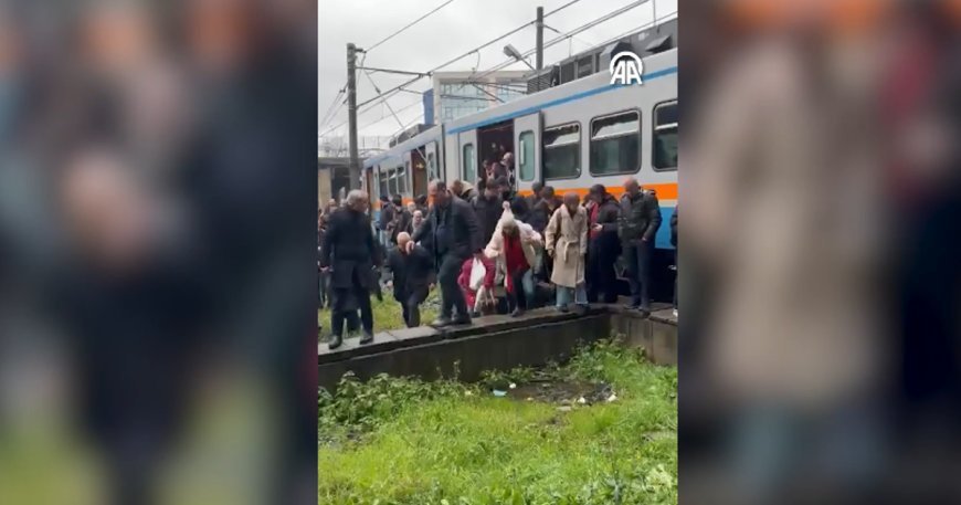 İstanbul Esenler'de metro raydan çıktı. Seferlerde aksama yaşanıyor
