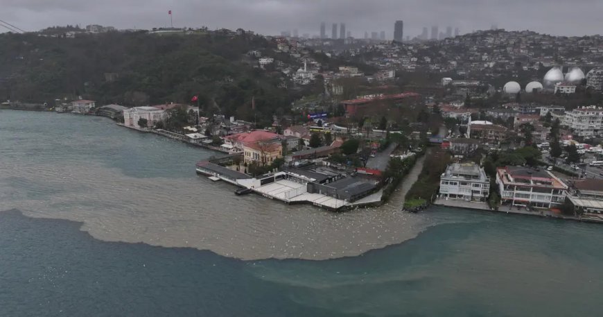 İstanbul'da kuvvetli yağış sonrası Boğaz'a çamur aktı