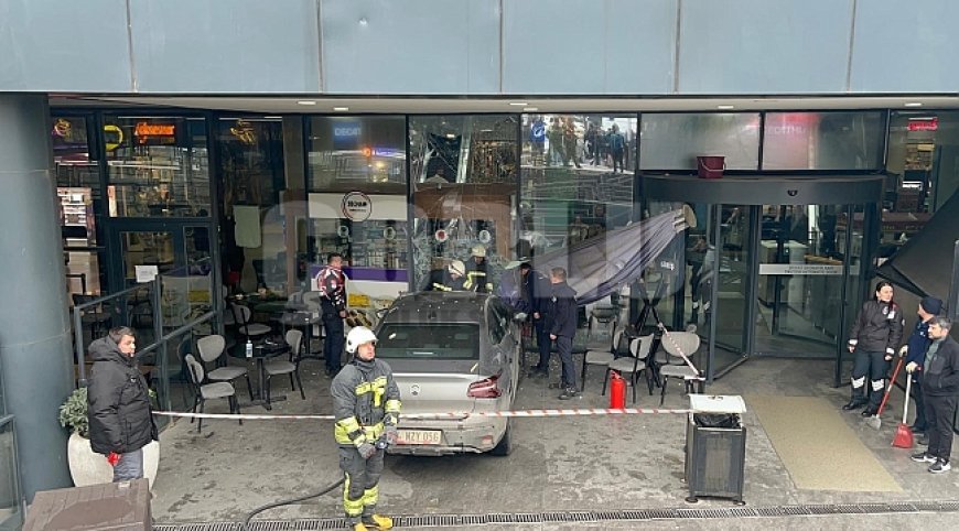 Kontrolden çıkan otomobil AVM’deki kafeye girdi: 1 yaralı