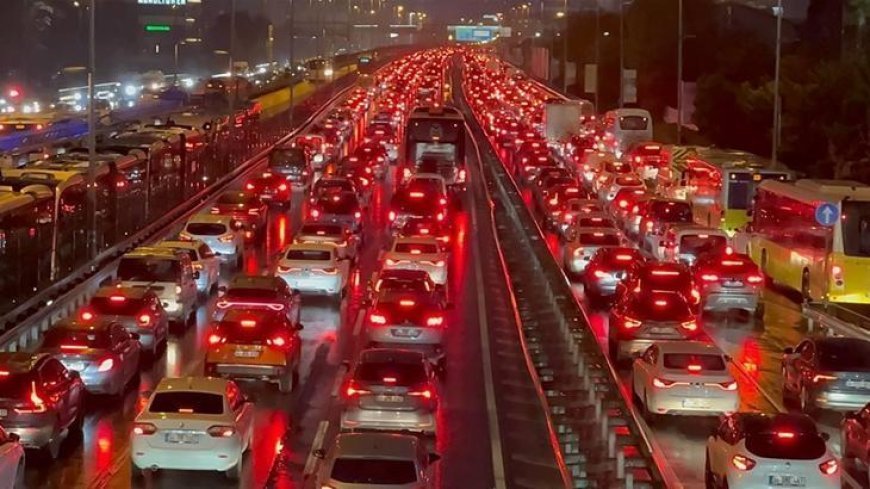Megakent İstanbul'da trafik yoğunluğu yüzde 76'ya kadar çıktı