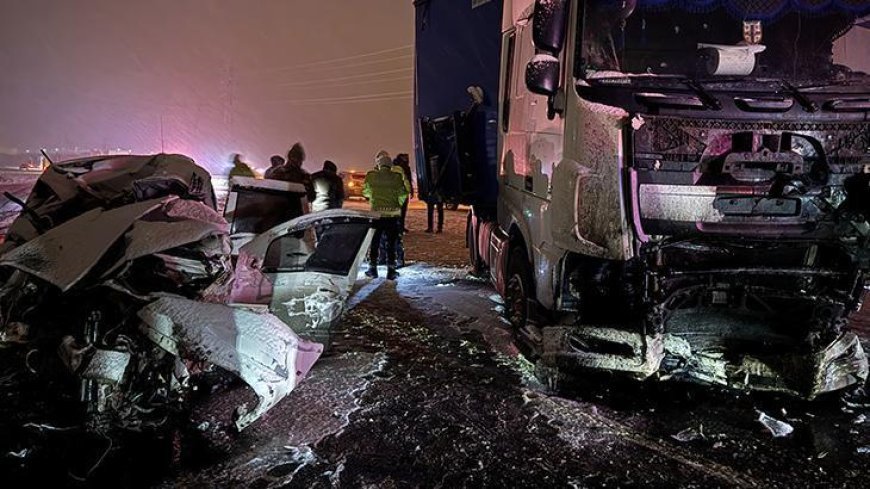 Erzurum'da katliam gibi kaza! Tır ile çarpışan SUV araçta 4 kişi hayatını kaybetti