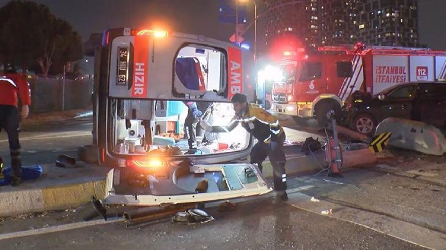 Kartal'da ambulans ile cip kafa kafaya çarpıştı: 2'si sağlık personeli 3 yaralı