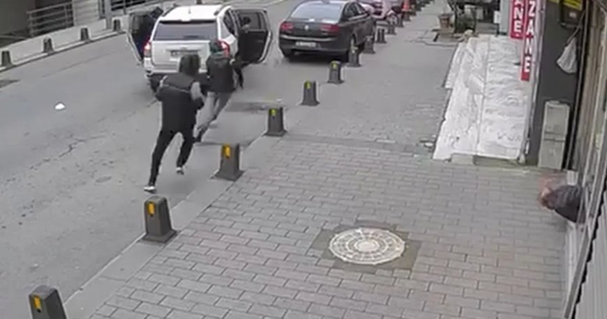 Eyüpsultan'da soyguncular kuyumcuyu vurdu. O anlar kamerada